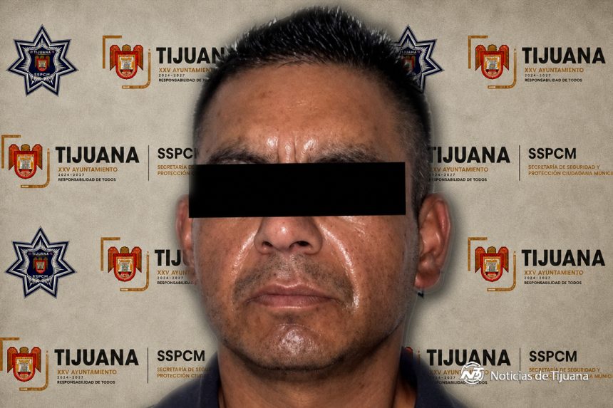 Hombre amenaza a vecinos y choca vehículo en Nueva Aurora; termina detenido