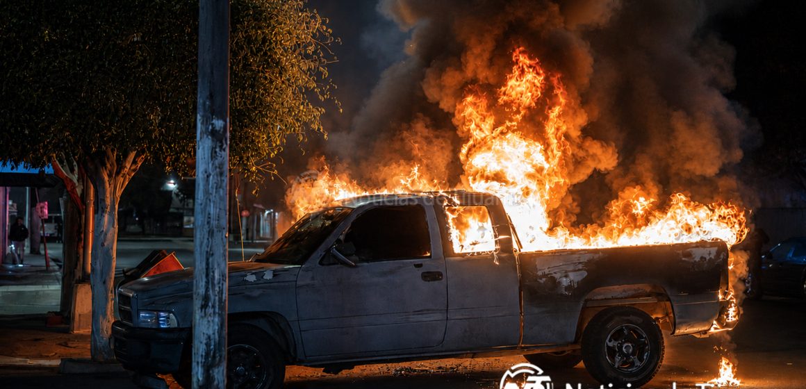Arde camioneta en Zona Centro; vecinos acusan que fue incendiado intencionalmente