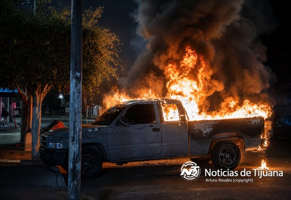 Arde camioneta en Zona Centro; vecinos acusan que fue incendiado intencionalmente