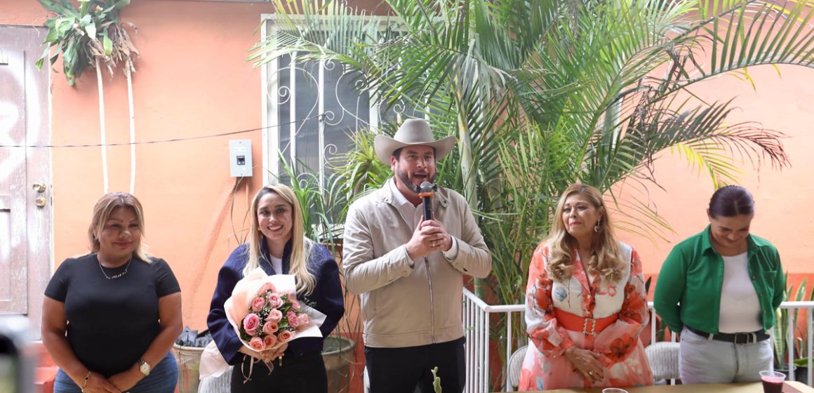 Festeja Ismael Burgueño el Día de las Madres con mujeres del Poblado Ejido Francisco Villa