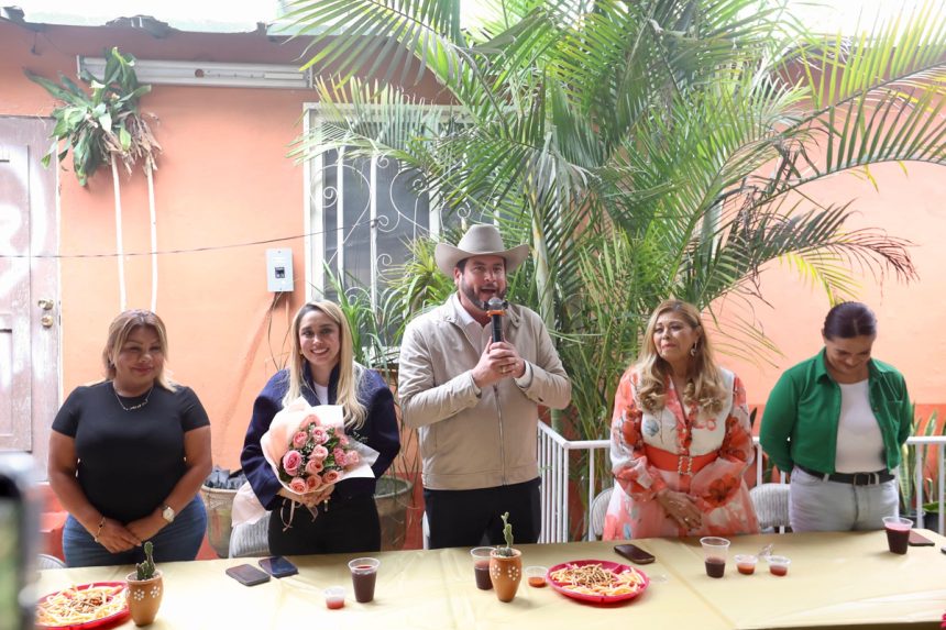 Festeja Ismael Burgueño el Día de las Madres con mujeres del Poblado Ejido Francisco Villa