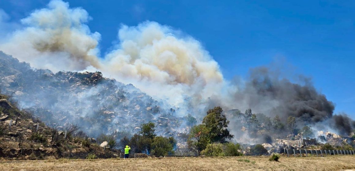 1 Incendio forestal en Tecate mantiene operativo activo; reportan 50% de contención