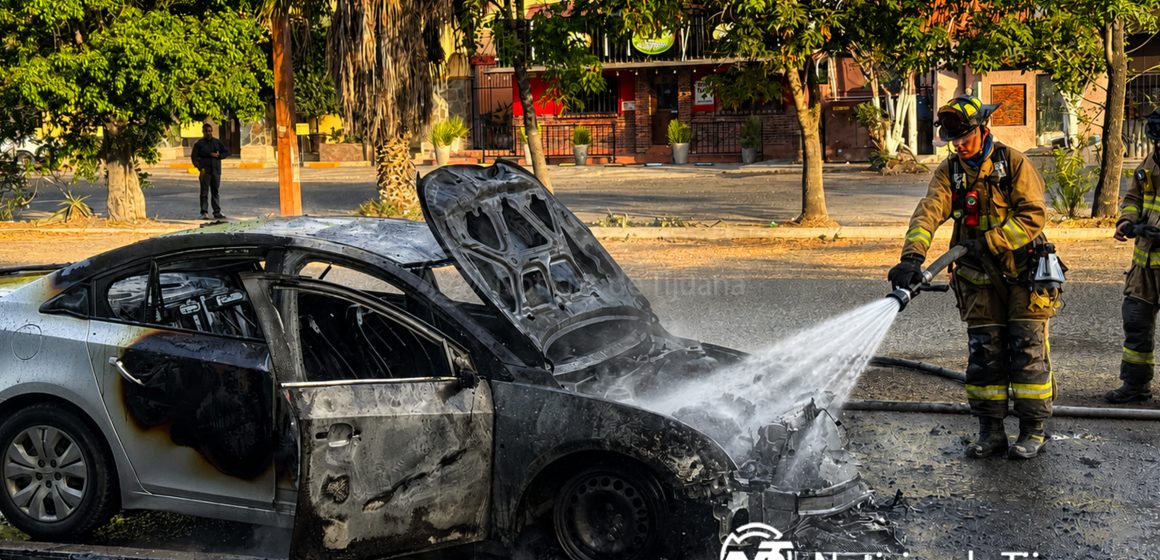 1 Vehículo abandonado arde en llamas en plena zona de Otay