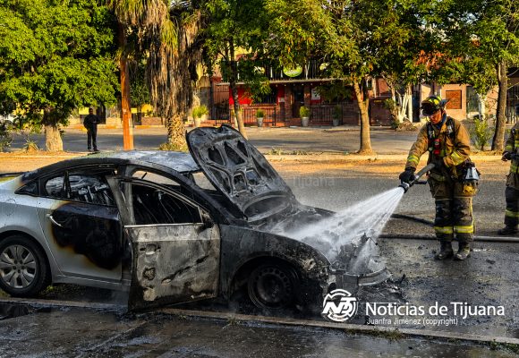 Vehículo abandonado arde en llamas en plena zona de Otay