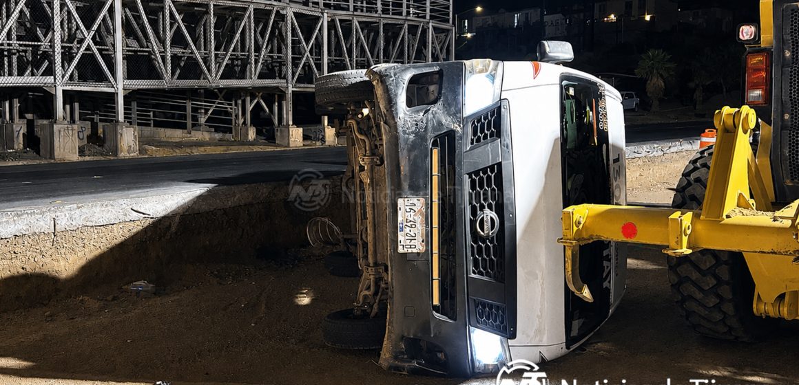 1 Taxi de ruta termina volcado sobre el “2000”; chofer escapó del lugar