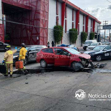 Vehículo de plataforma digital choca en el bulevar Clouthier