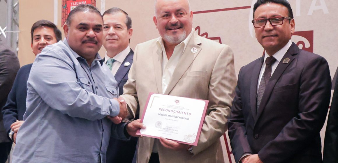 1 Reconoce Gobierno Municipal a docentes en el marco del Día Maestro