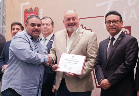 Reconoce Gobierno Municipal a docentes en el marco del Día Maestro