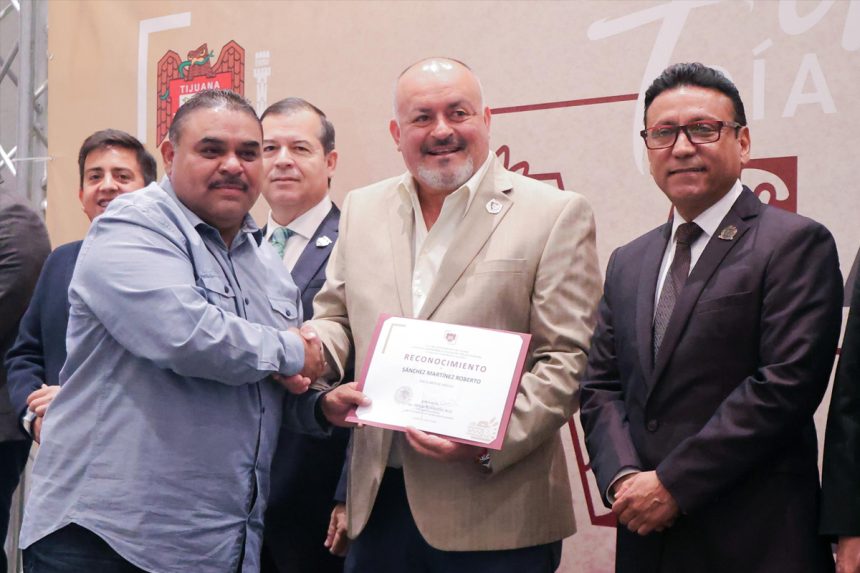 Reconoce Gobierno Municipal a docentes en el marco del Día Maestro