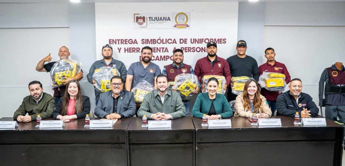 Entrega Ismael Burgueño uniformes y equipo a personal operativo del Ayuntamiento