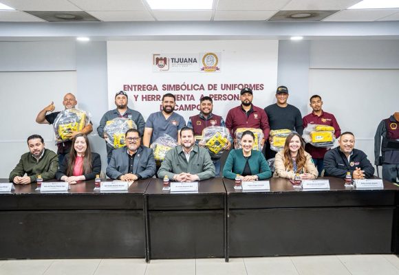 Entrega Ismael Burgueño uniformes y equipo a personal operativo del Ayuntamiento