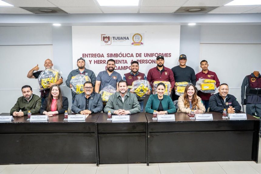 1 Entrega Ismael Burgueño uniformes y equipo a personal operativo del Ayuntamiento