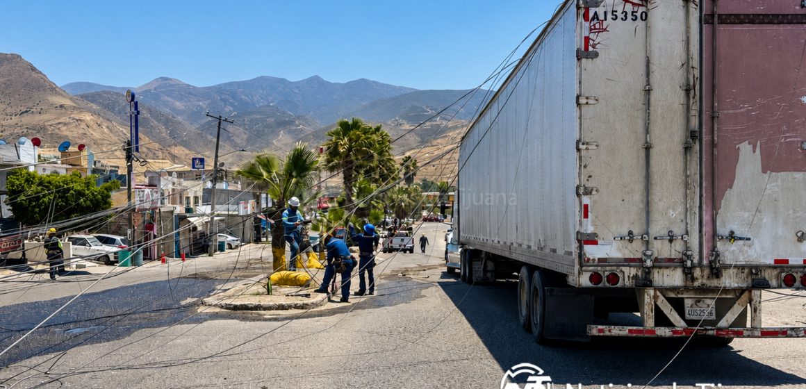 Tráiler derriba postes y deja sin luz a vecinos y negocios en El Refugio