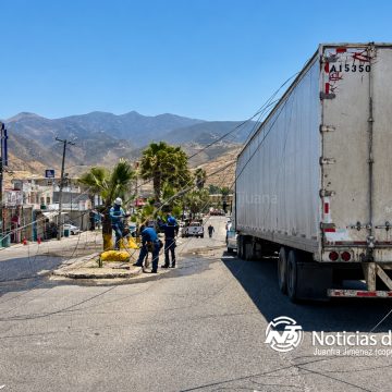 1 Tráiler derriba postes y deja sin luz a vecinos y negocios en El Refugio