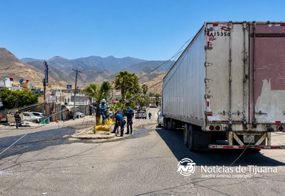 Tráiler derriba postes y deja sin luz a vecinos y negocios en El Refugio