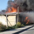 Incendio consume tres cuartos de madera en la colonia El Descanso