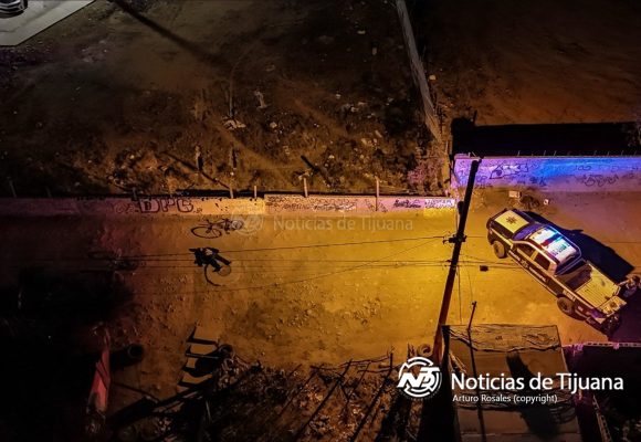Ejecutan a dos hombres en callejón de la colonia Anexa Divina Providencia en Playas de Tijuana