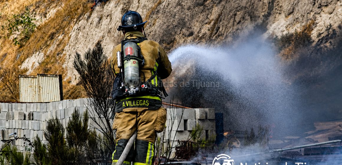 Incendio consume pastizal y basura detrás de viviendas en Sánchez Taboada