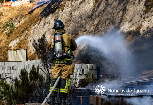 Incendio consume pastizal y basura detrás de viviendas en Sánchez Taboada
