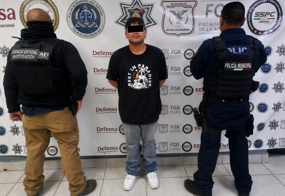 Detienen a conductor por intento de soborno a policías en Tecate