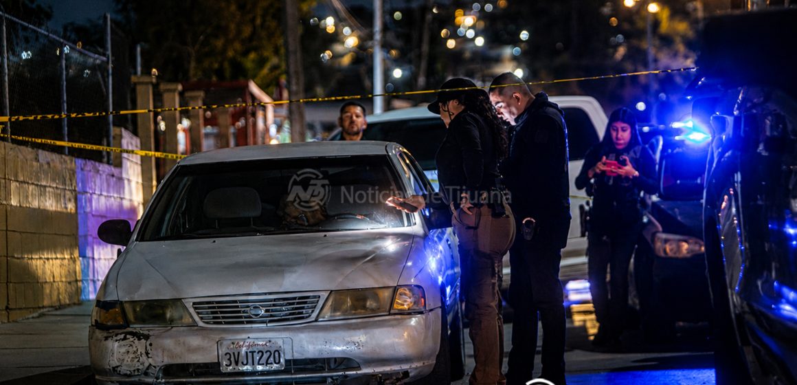1 Localizan cadáver envuelto en cobija dentro de un vehículo en la colonia Hipódromo