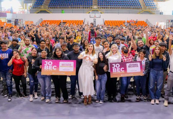 Gobernadora Marina del Pilar inicia entrega de becas JOBEC en apoyo a las juventudes