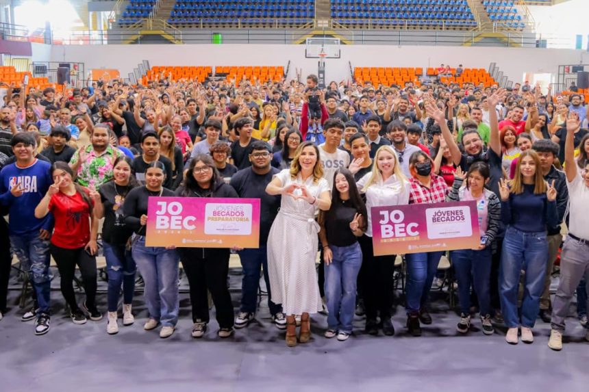 Gobernadora Marina del Pilar inicia entrega de becas JOBEC en apoyo a las juventudes