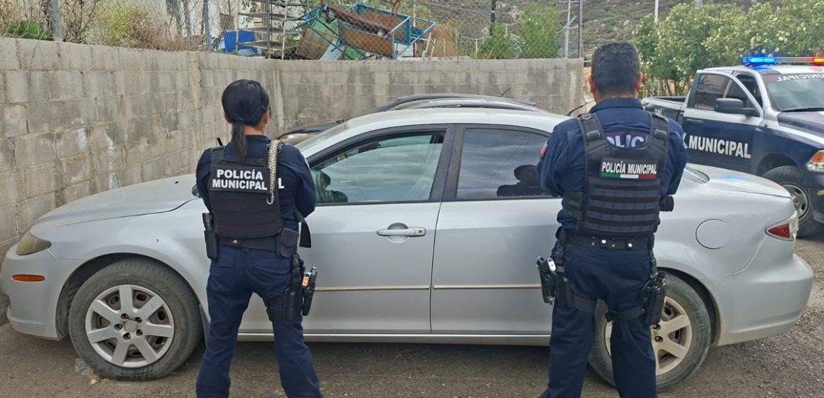 Vehículo robado es recuperado en zona rural de Tecate