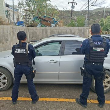 Vehículo robado es recuperado en zona rural de Tecate