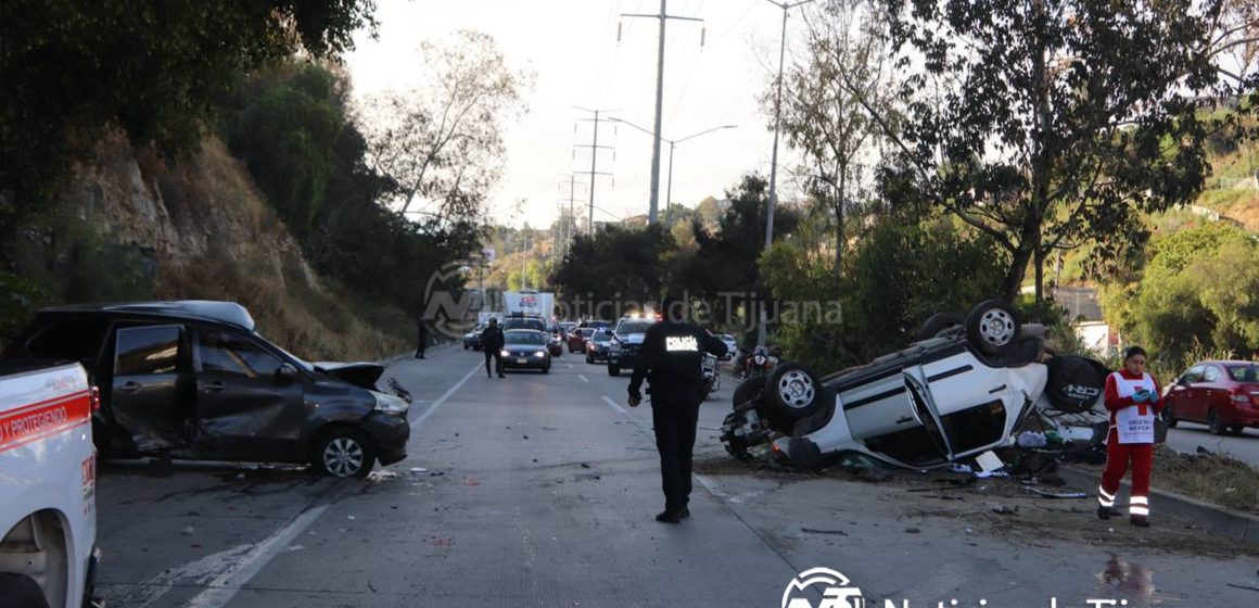 1 Choque y volcadura deja dos heridos en Tijuana; uno quedó atrapado