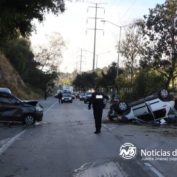 Choque y volcadura deja dos heridos en Tijuana; uno quedó atrapado