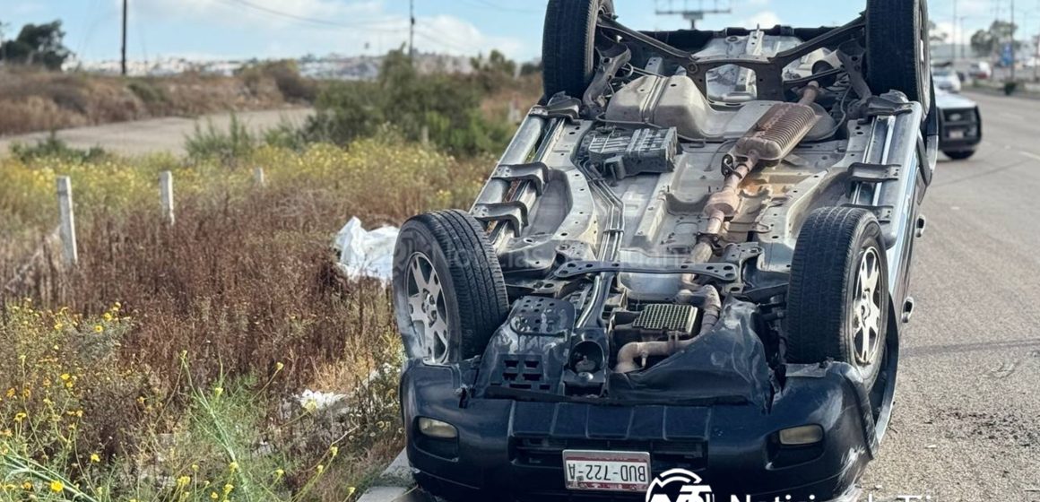 Volcadura en la carretera libre Tijuana-Rosarito deja solo daños materiales