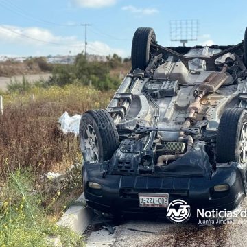 Volcadura en la carretera libre Tijuana-Rosarito deja solo daños materiales