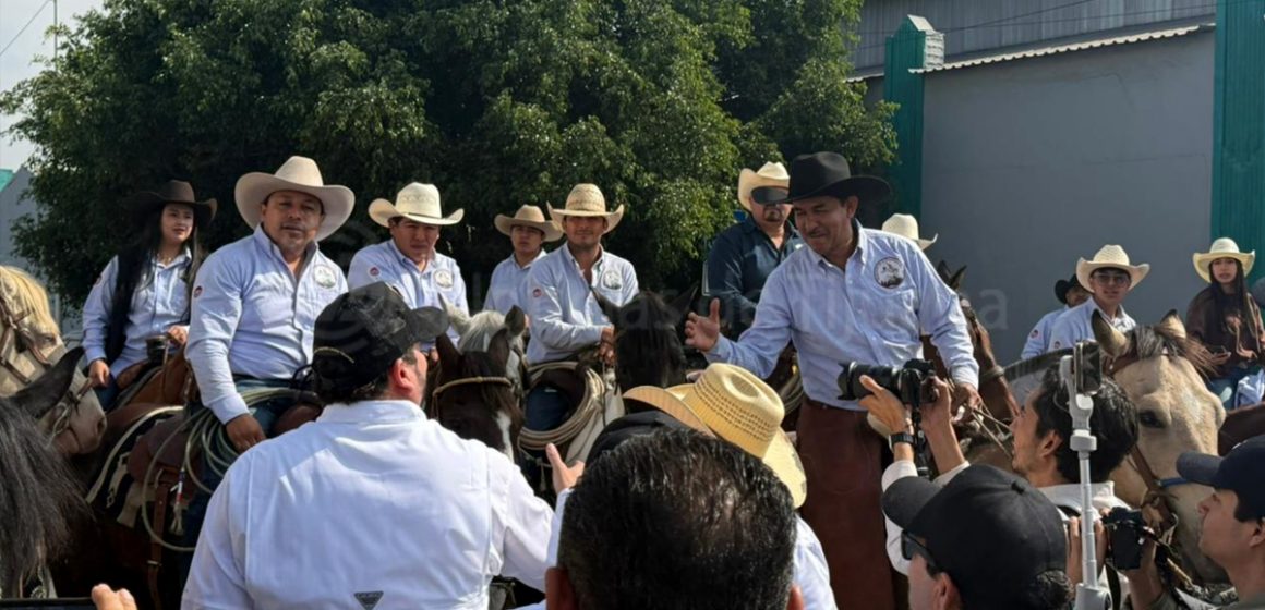 Miles participan en desfile del Día del Trabajo encabezado por Ismael Burgueño