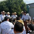 Miles participan en desfile del Día del Trabajo encabezado por Ismael Burgueño