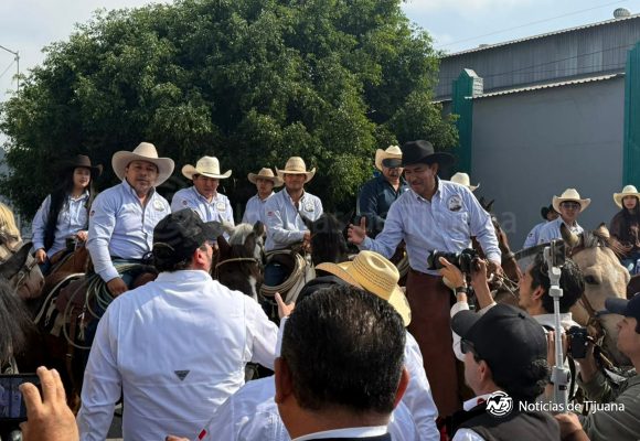 Miles participan en desfile del Día del Trabajo encabezado por Ismael Burgueño