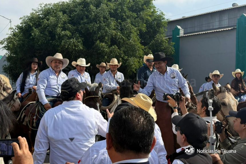 Miles participan en desfile del Día del Trabajo encabezado por Ismael Burgueño