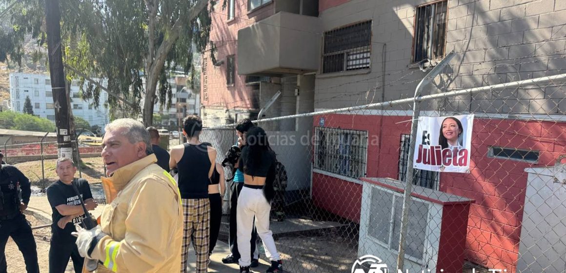 Incendio consume departamento en Infonavit Cachanillas