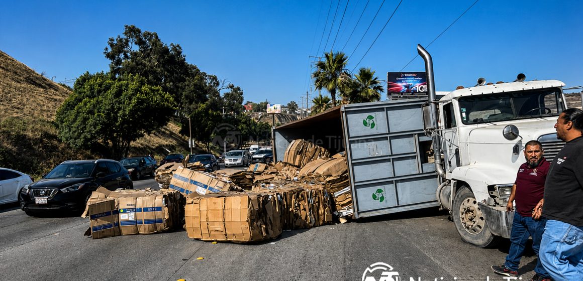 Pacas de cartón terminan regadas tras aparatosa volcadura en Rosas Magallón
