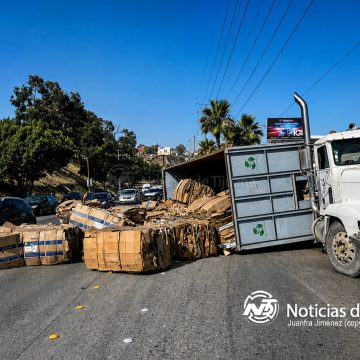 Pacas de cartón terminan regadas tras aparatosa volcadura en Rosas Magallón