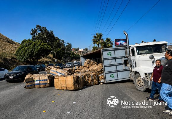 Pacas de cartón terminan regadas tras aparatosa volcadura en Rosas Magallón