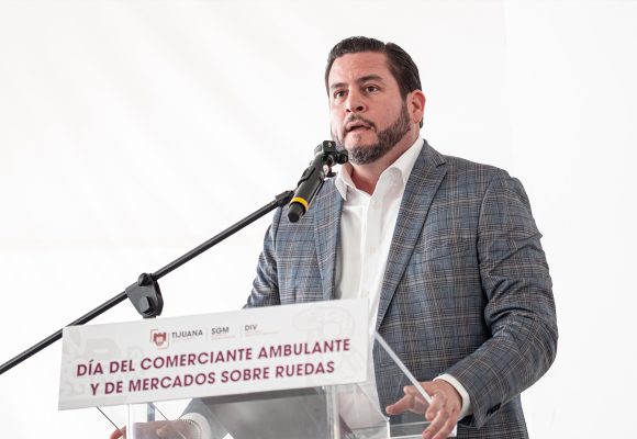 Burgueño reconoce a comerciantes ambulantes de Tijuana