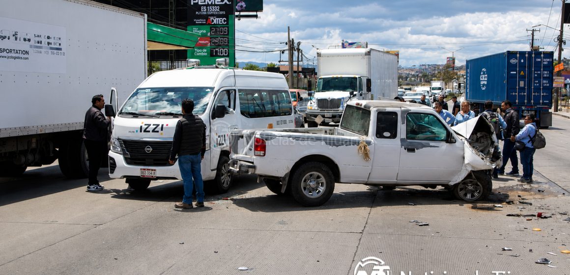 2 Choque múltiple provoca caos vial en el bulevar Lázaro Cárdenas