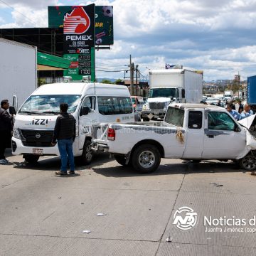 Choque múltiple provoca caos vial en el bulevar Lázaro Cárdenas