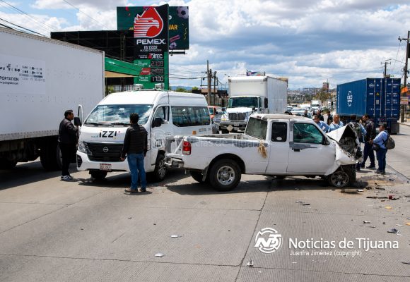 Choque múltiple provoca caos vial en el bulevar Lázaro Cárdenas