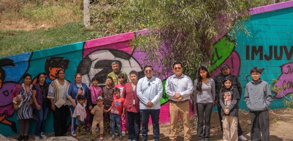 2 Develan murales que celebran el talento juvenil rumbo al Mundial 2026