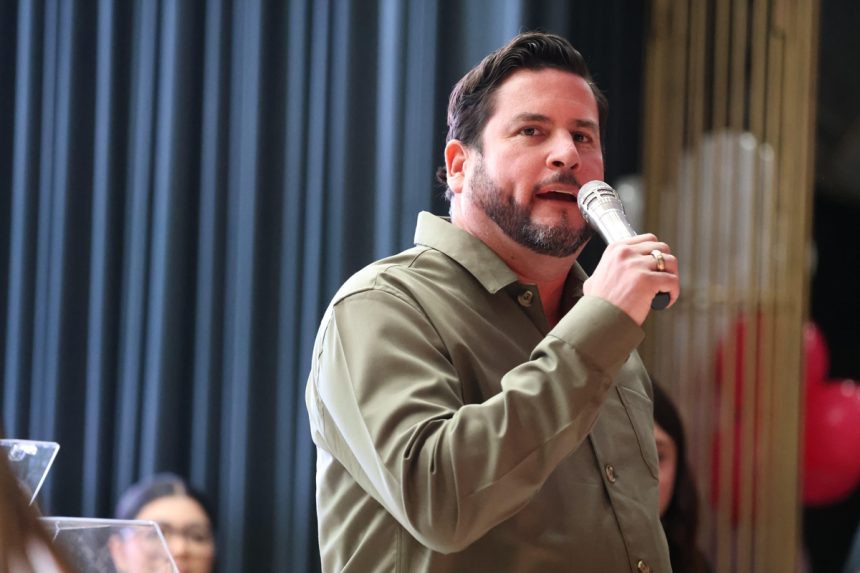 2 Asiste Ismael Burgueño a festejo del Día de las Madres
