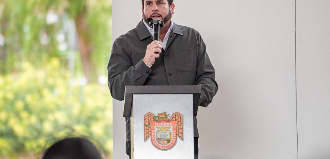 Entrega Ismael Burgueño apoyos a emprendedores