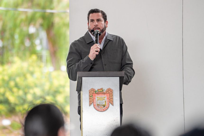 2 Entrega Ismael Burgueño apoyos a emprendedores