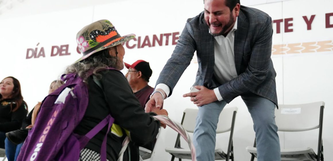 Alcalde reconoce a comerciantes ambulantes en su día